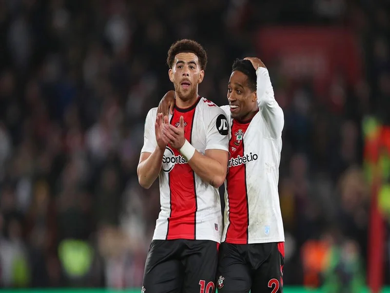 诺丁汉森林vs利兹联：吉布斯-怀特、米伦科维奇首发，奥卡福尔、肖恩-朗斯塔夫出战